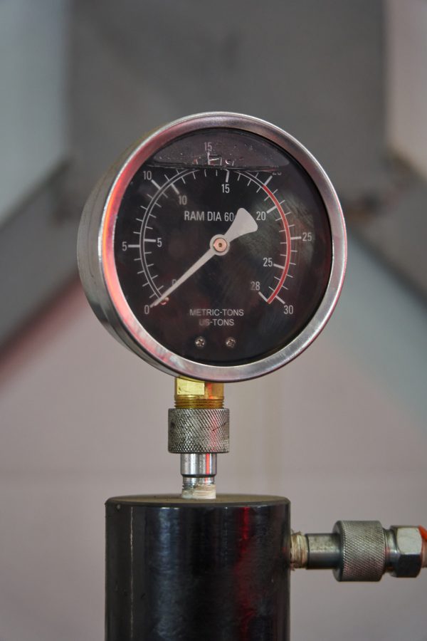 Vibration-resistant manometer with liquid filling