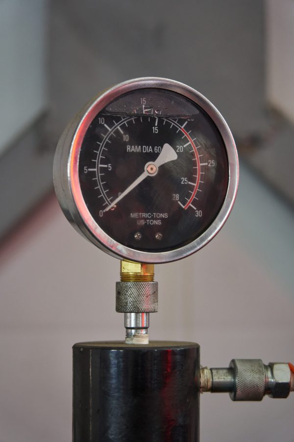 Vibration-resistant manometer with liquid filling
